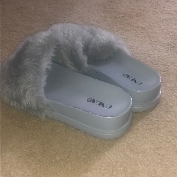 Hardly worn size 8 gray slip on shoes with fur - Picture 7 of 8